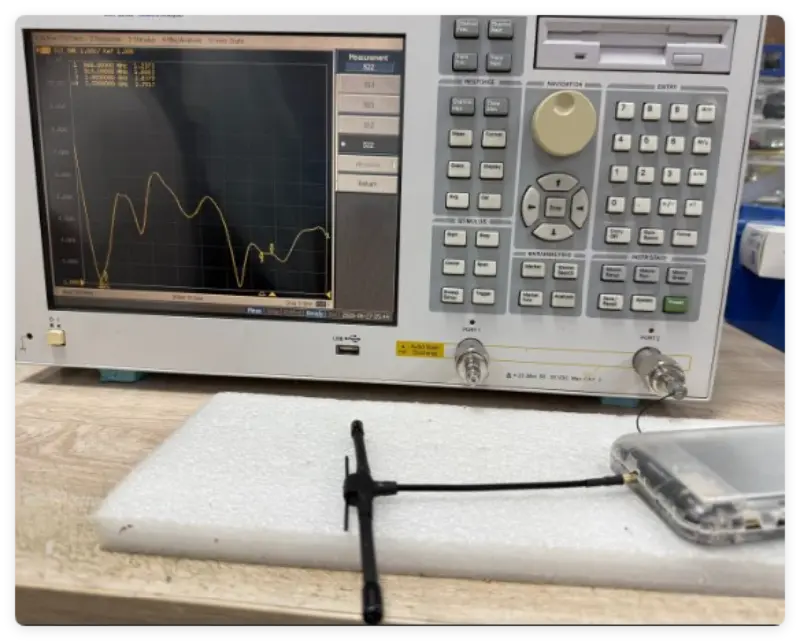 Pourquoi est-il essentiel de faire attention au VSWR (Voltage Standing Wave Ratio) lors du choix d'une antenne ?