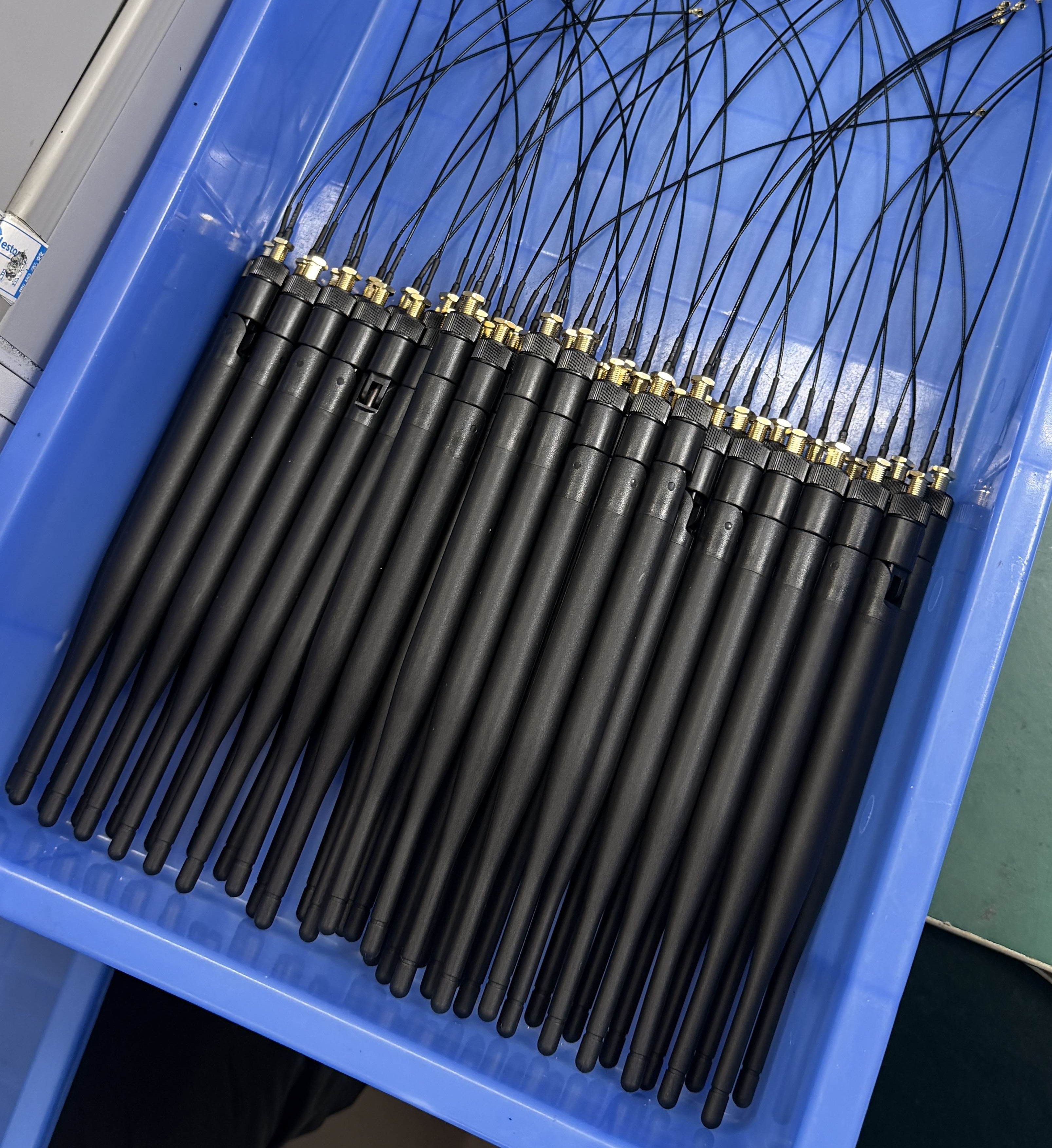 Tests de performance stricts avant expédition pour les antennes à tige en caoutchouc afin de garantir une qualité de signal stable